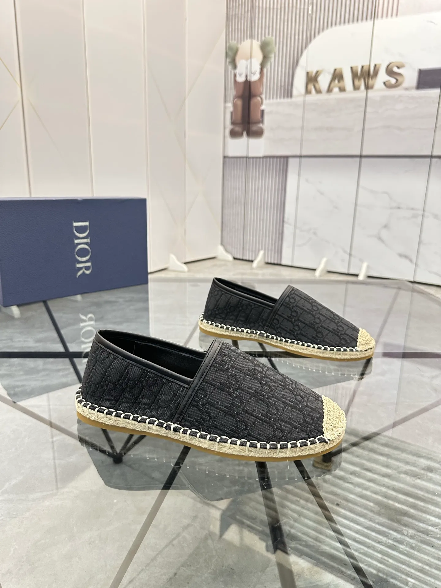 Men's shoes for sale 💰: 💰P400¥ Product trademark: Dior* "Dior*" low-top fisherman's shoes Regular size: 38-44 (can be customized to 37.45) Product materials: imported cowhide leather upper spliced ​​with original fabric, sheepskin lining, original outsole. Number: 1023